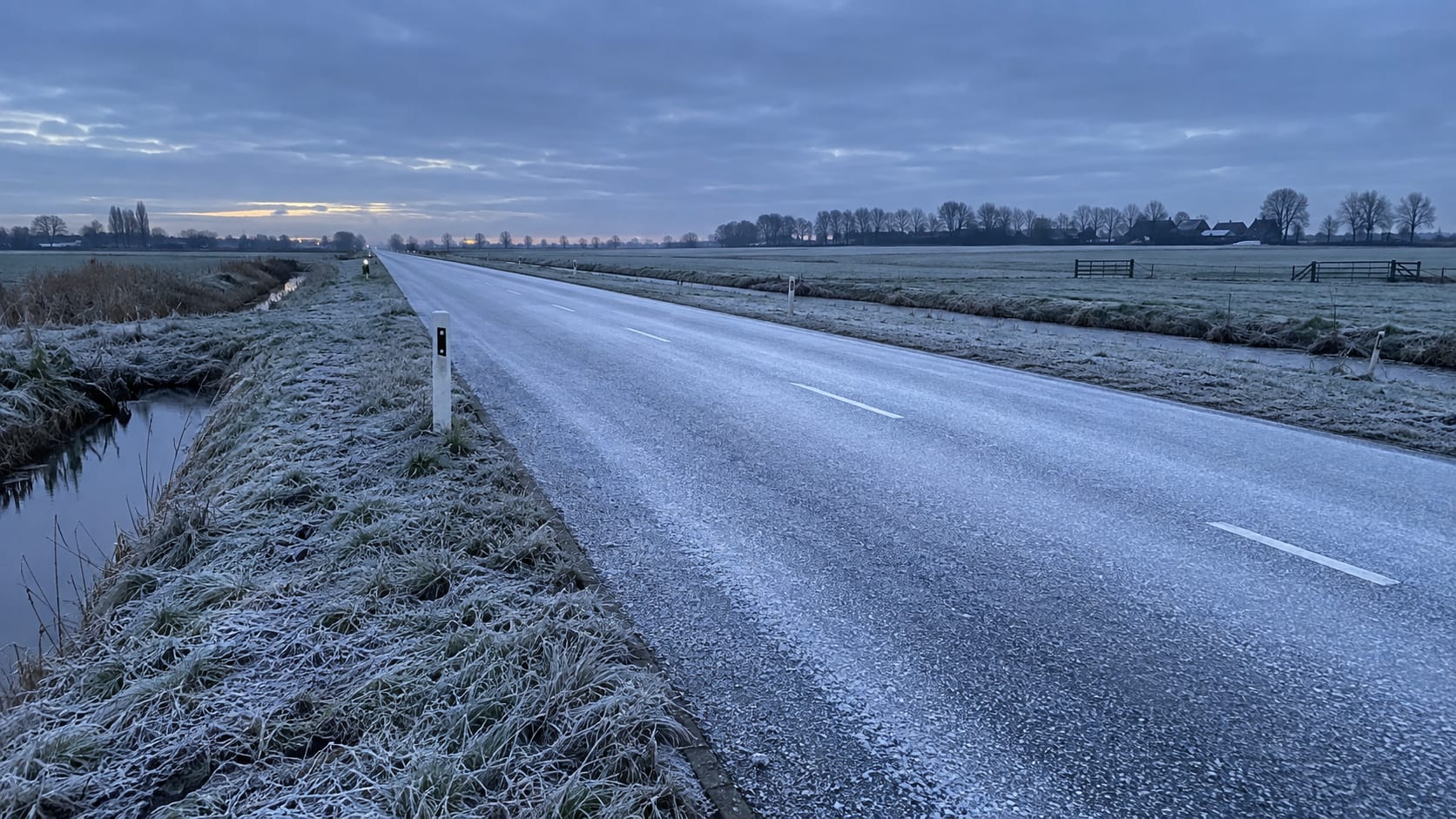 Een provinciale weg in de polder, wit van de rijp, nog zonder bandenspoor